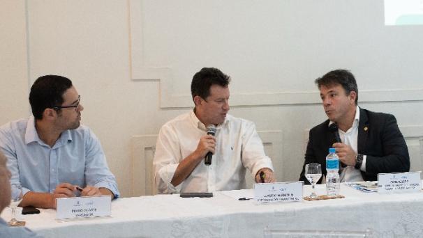 O vereador Pedro Duarte (à esquerda), na reunião, com o presidente do Sindicato da Construção Civil (Siinduscon-Rio), Claudio Hermolin, e o presidente da Câmara, Carlo Caiado: projeto de lei para fazer valer a lei correta, o Plano Diretor