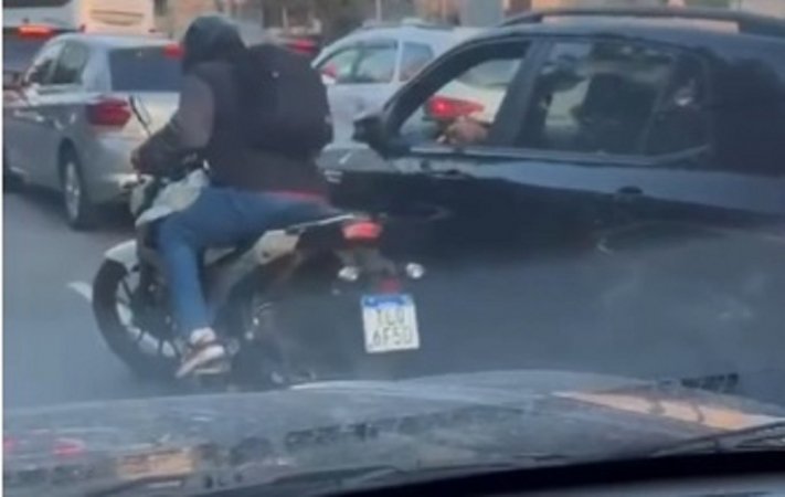 Dia da caça: ladrão morre baleado com a própria arma após vítima reagir a assalto em São Paulo; vídeo