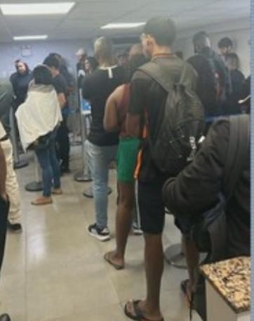 Uma das muitas filas nas agências da Riocard: passageiros enfrentam dificuldades para reaver o saldo dos cartões e prefeitura aciona a empresa na Justiça