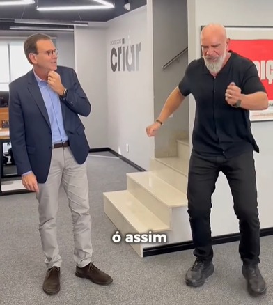 O prefeito Eduardo Paes observa o Pastor Pedrão dançar em vídeo postado nas redes sociais: polêmica entre os evangélicos