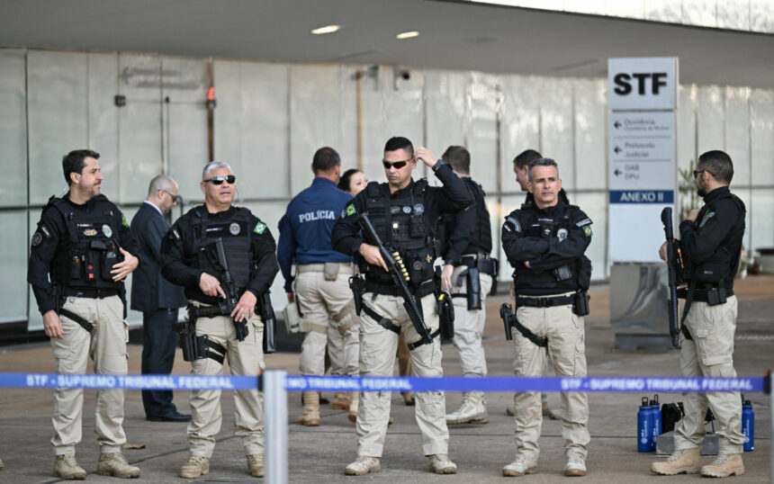Agentes da Pol&iacute;cia Judici&aacute;ria montam guarda na &aacute;rea do STF - AFP